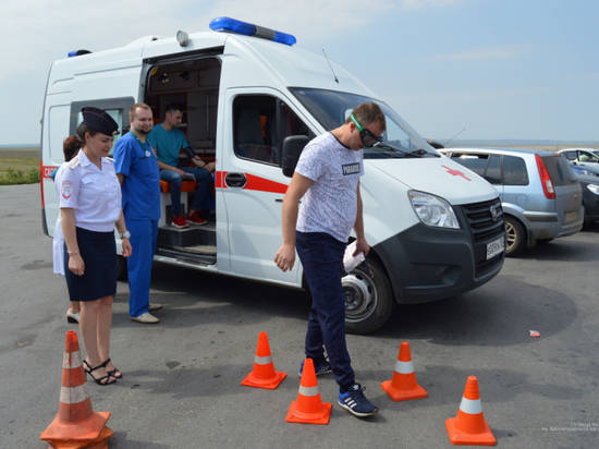 Волгоградские полицейские с помощью очков "Drunk Goggles" показали водителям изменение восприятия под влиянием алкоголя