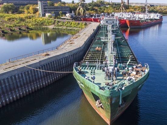 Танкер протаранил ворота шлюза Волго-Донского канала