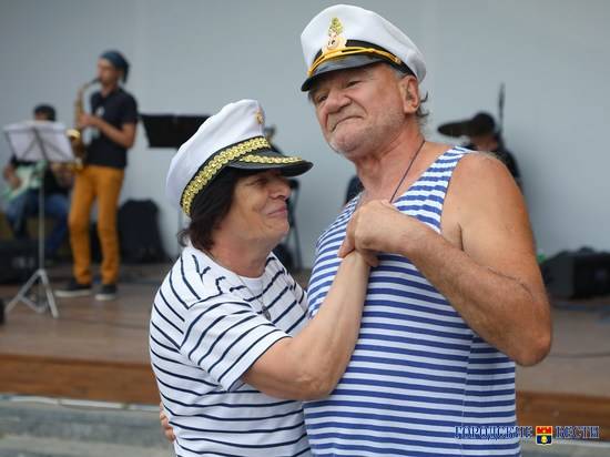 Волгоградцы субботним вечером станцевали под ритмы джаза