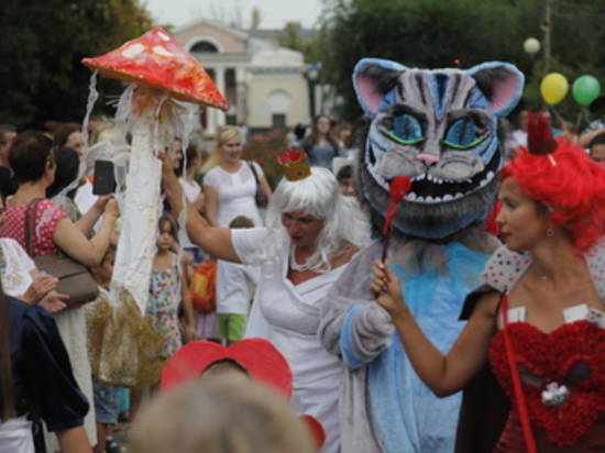В Волжском в параде колясок победили Белый кролик и Алиса в Стране чудес