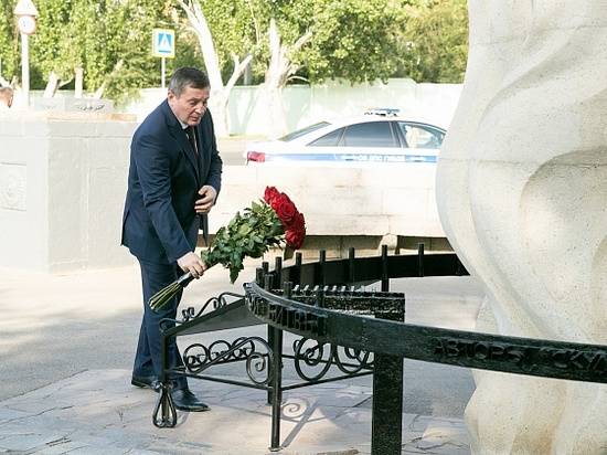 Губернатор почтил память погибших при варварской бомбардировке Сталинграда