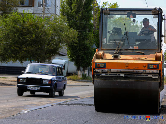 В Дзержинском районе Волгограда укладывают асфальт на 51-й ГвардейскойДороги "ремонт дорог" благоустройство