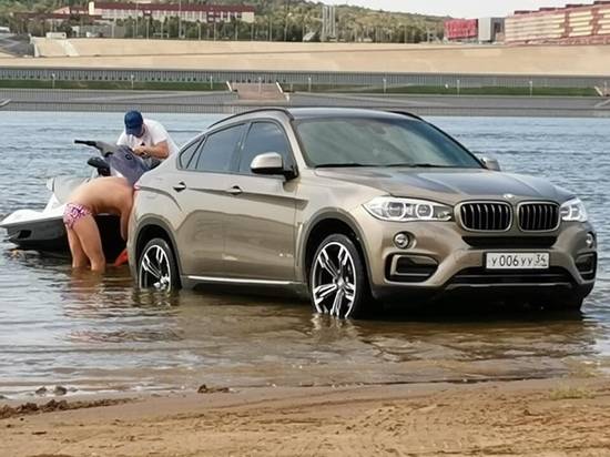 По мотивам GTA: водитель иномарки возмутил волгоградцев, заехав в Волгу