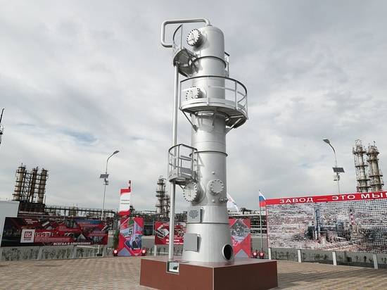 Памятную стелу на месте первой установки НПЗ открыли в Волгограде