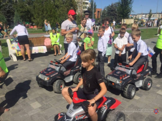 Сотрудники ГИБДД обучили первоклашек в Волжском знаниям ПДД