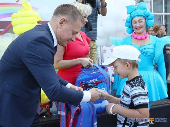 На «Красном Октябре» в Волгограде 140 первоклассников получили ранцы