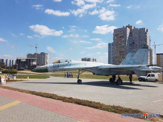 В Волгограде в парке Героев-летчиков установили самолет Су-27парки благоустройство "парк героев летчиков" самолет