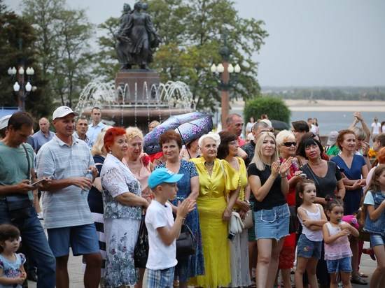 На Центральной набережной Волгограда шахматисты и артисты соревнуются за звание лучших
