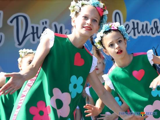 В центре Волгограда в День города выступают юные таланты