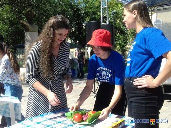 В День города волгоградки создавали портрет Петра I из овощей