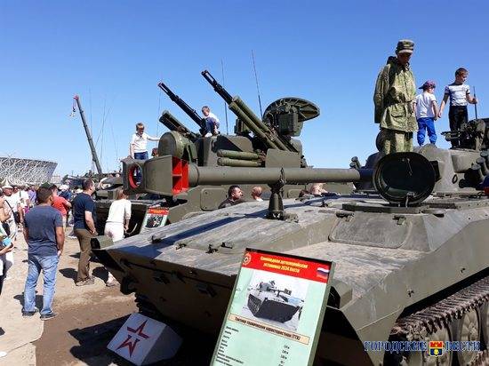 В центре Волгограда ребятишки оседлали военную технику