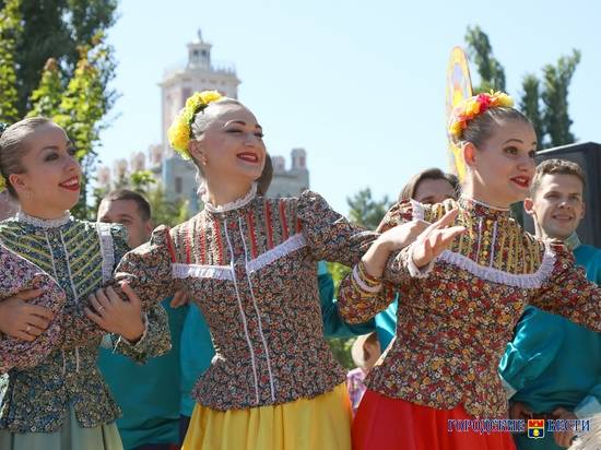 В День города волгоградцы примерили костюмы разных народов