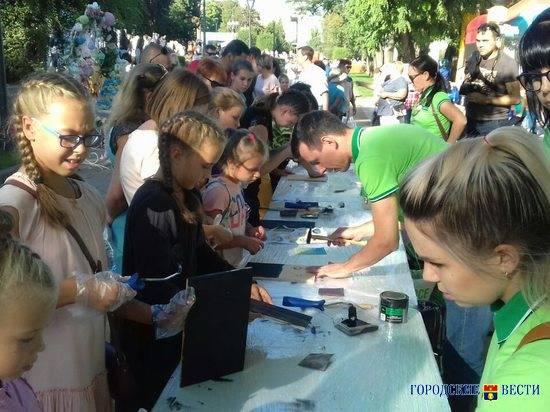 Юные волгоградцы сделали грифельные доски своими руками