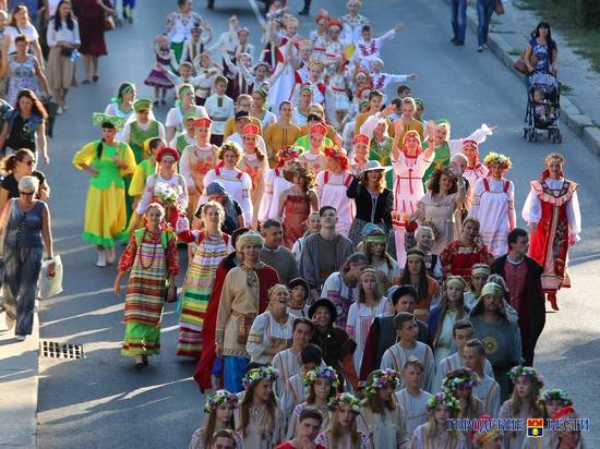 Карнавальное шествие в центре Волгограда отразило три эпохи города