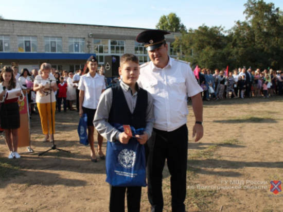 254 юных волгоградца получили свои паспорта на школьных линейках