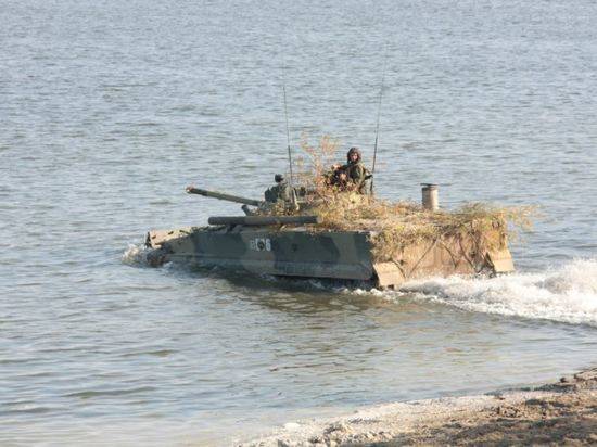 Под Волгоградом мотострелки на БМП-3 форсируют реку Карповка