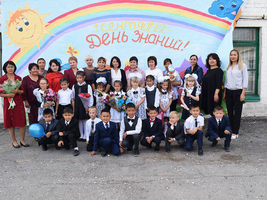Работники «Красного Октября» поздравили с Днем знаний учеников подшефной школы-интерната в Палласовском районе