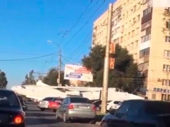 Дорогу автомобилистам в Волгограде перегородил бомбардировщик Су-24