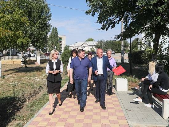 Андрей Бочаров в Петров Вале проинспектировал обновление сквера возле Центра досуга