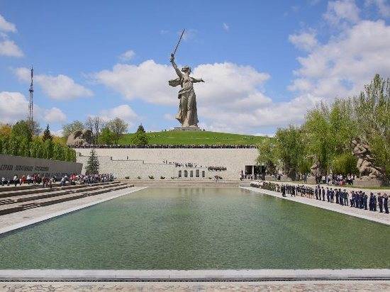 Больше 800 волгоградских школьников проходят посвящение в кадеты на Мамаевом кургане