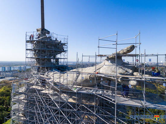 В Волгограде с Родины-матери начали снимать строительные леса