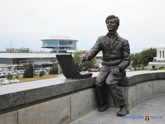Скульптуру художника Виктора Лосева торжественно открыли в Волгограде