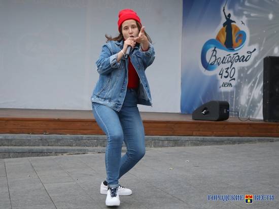 Молодежь Волгограда устроила у фонтана на набережной «Перфоманс»