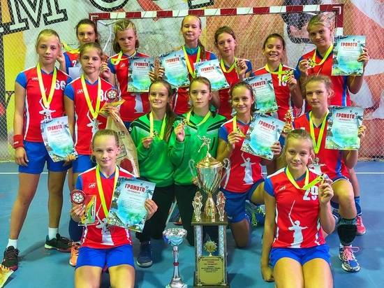 Волгоградские гандболистки одержали победу в первом турнире памяти великого тренера