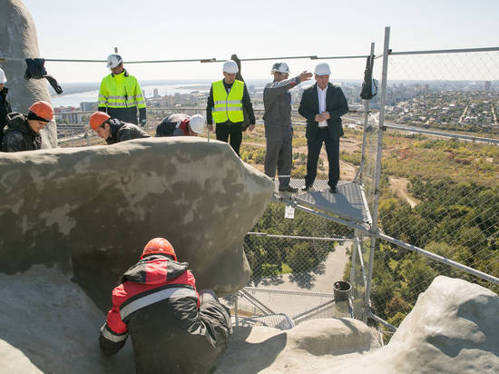 Андрей Бочаров поднялся на монумент «Родина-мать зовет!» и оценил ход реставрации