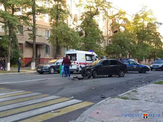 На улице Советская в центре Волгограда произошло серьезное ДТП