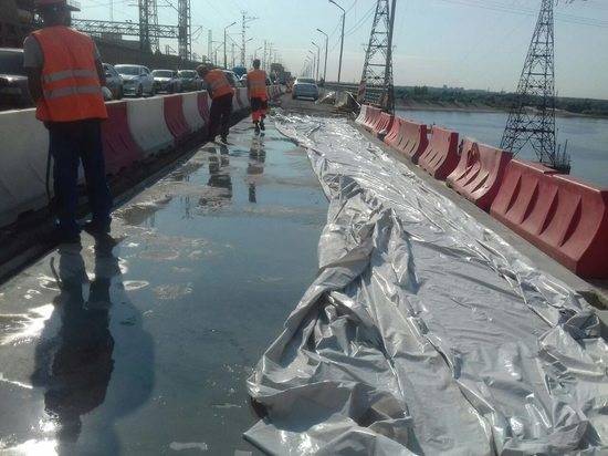 Установка перильного ограждения на мостовом комплексе Волжской ГЭС подходит к концу