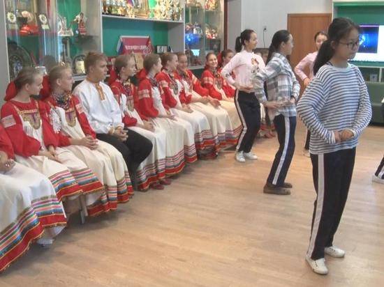 В Волгограде китайских школьников учили русским танцам