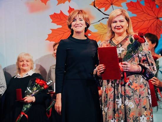 В Волгоградской области перед Днем учителя наградили 125 лучших педагогов