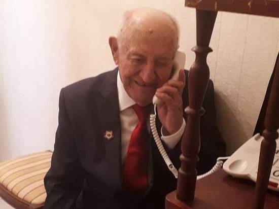 Андрей Бочаров поздравил ветерана войны Евгения Рогова с 95-летием