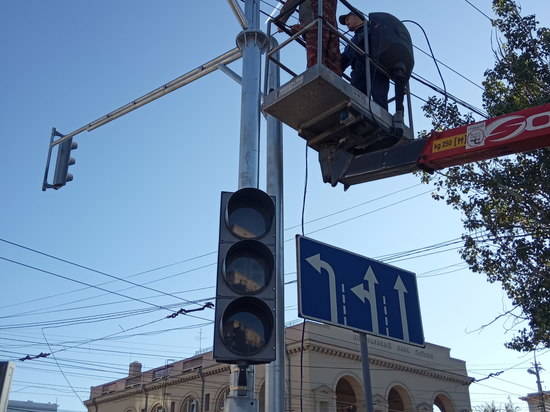 На одном из главных перекрестков Волгограда началось тестирование обновленного светофора