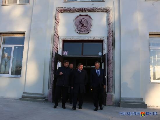 Андрей Бочаров проинспектировал реконструкцию КДЦ «Остров»