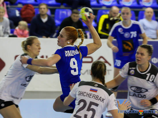 Волгоградские гандболистки уступили соперницам из Тольятти