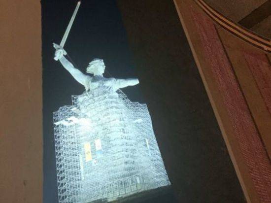 "Сколько здесь народу полегло": Наташа Королева посетила Мамаев Курган