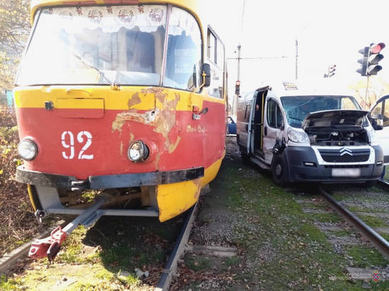 В Волжском маршрутка 260 "атаковала" трамвай