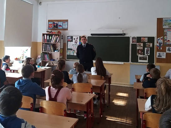 Волгоградские полицейские рассказали школьникам, что такое экстремизм