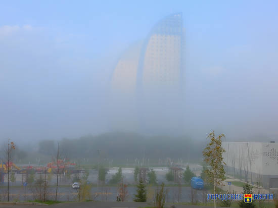 Волгоград утром поглотил молочный туман