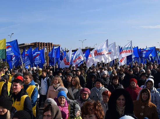 300 единороссов отметили День народного единства в центре Волгограда