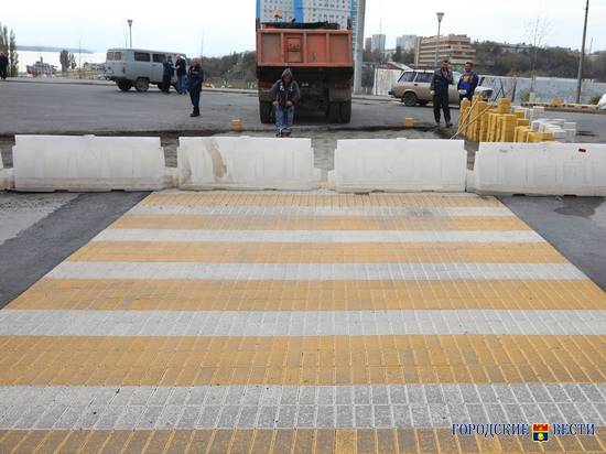 В центре Волгограда из брусчатки делают желто-белую «зебру»