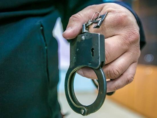 Под Волгоградом два рецидивиста попались на краже спиртного и колбасы из магазина