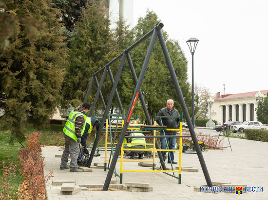 Качели с подсветкой устанавливают на Центральной набережной Волгограда