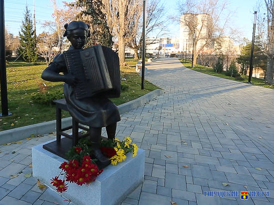 В Волгограде открыли памятник Александре Пахмутовой"александра пахмутова" памятник скульптура "сквер александры пахмутовой" "пойма реки царицы"