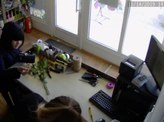 В Волгограде разыскивают «цветочную» мошенницу
