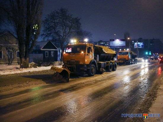 В Волгограде спецтехника патрулирует дороги в зимнем режимеДороги "дорожные службы" "зимнее патрулирование" "уборка снега" гололед