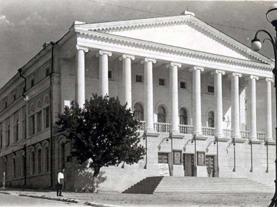 Роман Шкода показал старую колоннаду музыкального театра