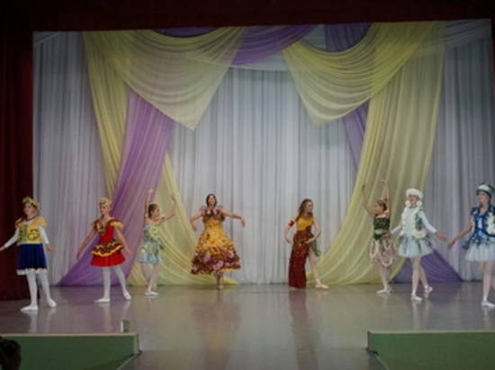 В Волжском модели в платьях из живых цветов прошлись под музыку Вивальди